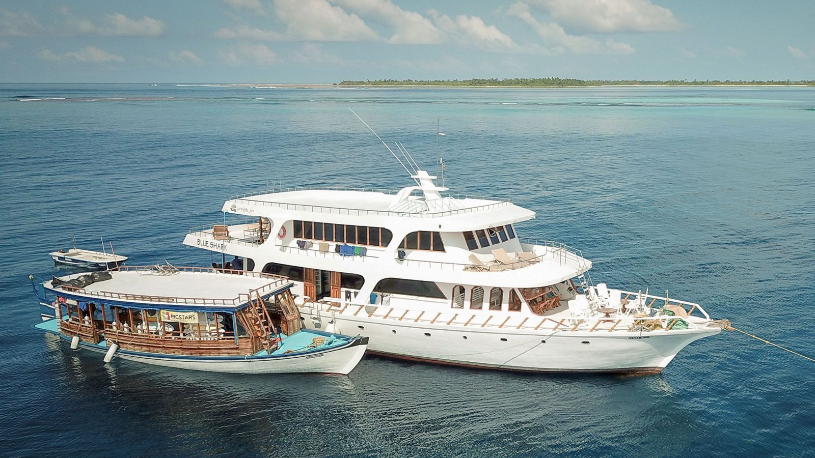 surfboat-2019-blueshark-01-e9462dd9